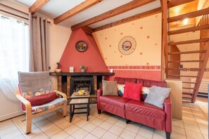 TV, fireplace - Gite 3 Le Nerbiou - Les Gîtes de Stouet (Artalens-Souin)
