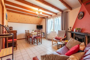 TV, fireplace - Gite 3 Le Nerbiou - Les Gîtes de Stouet (Artalens-Souin)