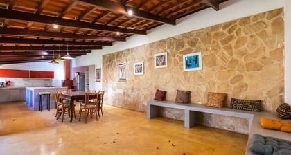 Charming House w/ BBQ in Vila Planalto Act029
