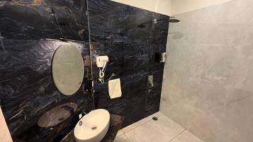 Ducha, artículos de tocador gratuitos, secador de pelo, toallas
