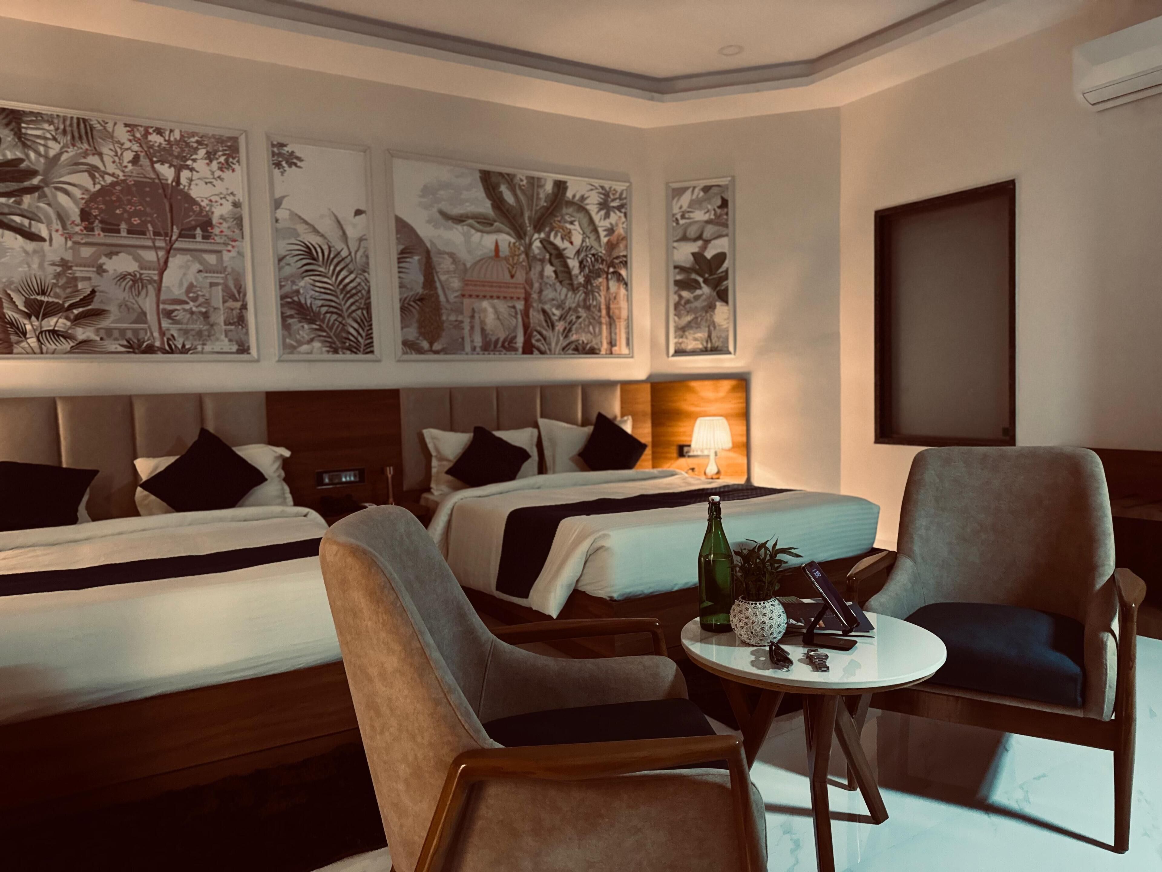 Suite familiar, vistas a la ciudad | Escritorio y espacio para trabajar con un portátil