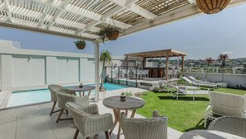 2 piscines extérieures, parasols de plage, chaises longues