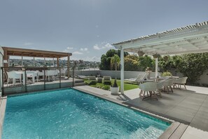 2 udendørs pools, parasoller, liggestole