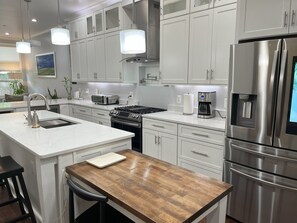 Køleskab, mikrobølgeovn, ovn, kogeplade