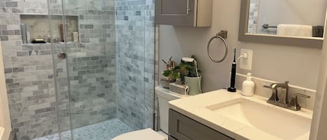Dusche, Haartrockner, Handtücher