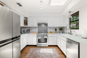 Fridge, oven, stovetop, dishwasher