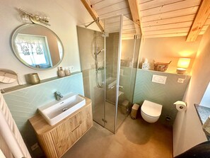 Regadera, secadora de cabello, toallas 