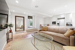 TV, stereo - Pet Friendly Herty House (Full Home) (Athens)