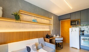 Apartament bàsic | Sala d'estar | Televisor intel·ligent de 32 polzades amb canals digitals 