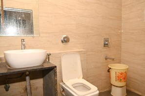 Double Room, 1 King Bed, Smoking | Bathroom | Shower, free toiletries, towels, soap