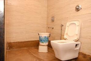 Deluxe tweepersoonskamer, roken | Badkamer | Een douche, gratis toiletartikelen, handdoeken, zeep