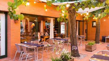 تناول الطعام بالخارج