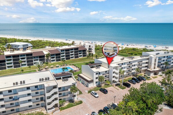 A hotel with multiple buildings, a swimming pool, and a beach view. - 🌺Loggerhead Cay 184 🐬Gulf and pool view!🌟 (Sanibel)