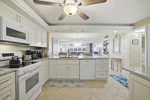 Fridge, microwave, oven, stovetop - Loggerhead Cay 184 *Gulf and pool view!* (Sanibel)