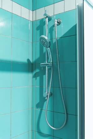 Secador de pelo, bidet, toallas, jabón