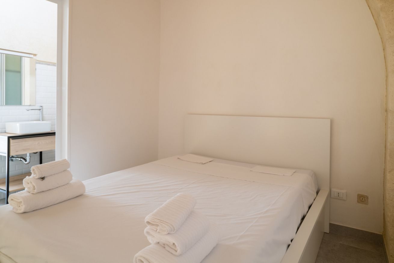 2 bedrooms, travel crib