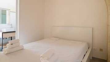 2 bedrooms, travel crib