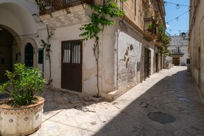 المنطقة المحيطة بالمنشأة