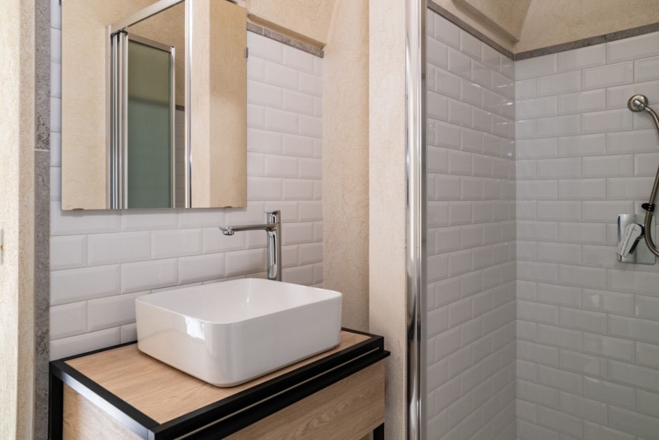 Shower, free toiletries, hair dryer, bidet