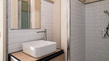 Shower, free toiletries, hair dryer, bidet