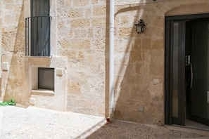 Exterior detail - Casa l'Arco by Rentbeat (Grottaglie)