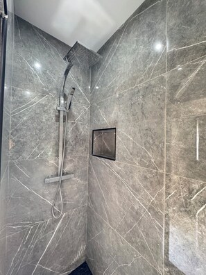 Dusche, Haartrockner, Handtücher, Seife