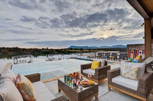 Sunset Oaks Estate I: Waterfront, Infinity Pool, Hot Tub & Game Room!