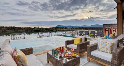 Sunset Oaks Estate I: Waterfront, Infinity Pool, Hot Tub & Game Room!