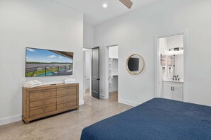 5 chambres, fer et planche à repasser, lit de bébé portatif