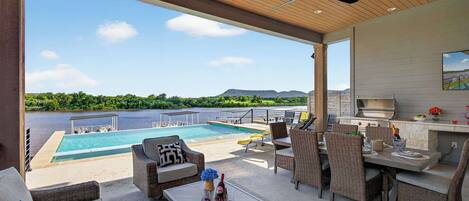 Una piscina al aire libre, una piscina climatizada