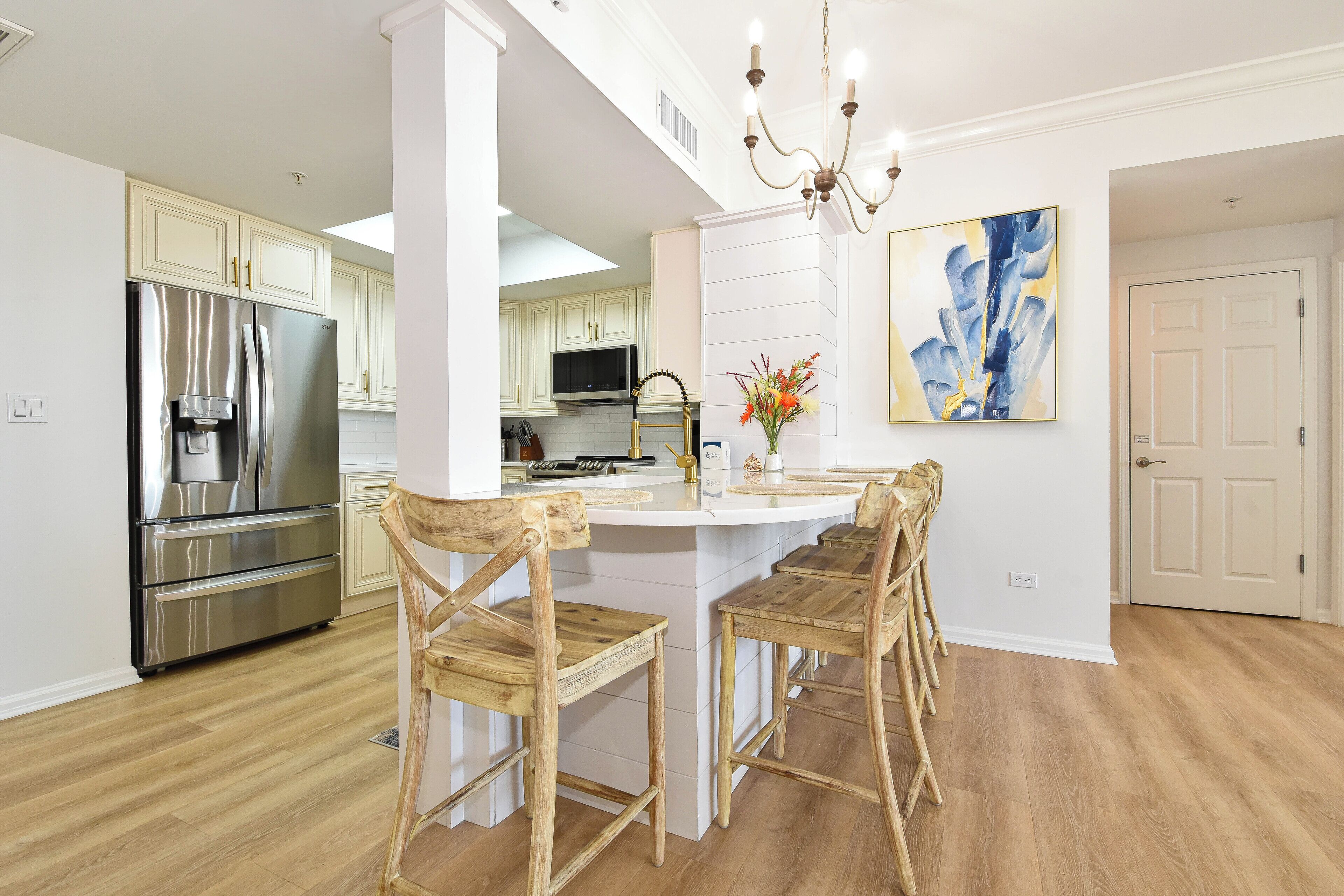 冷蔵庫、電子レンジ、オーブン、コンロ