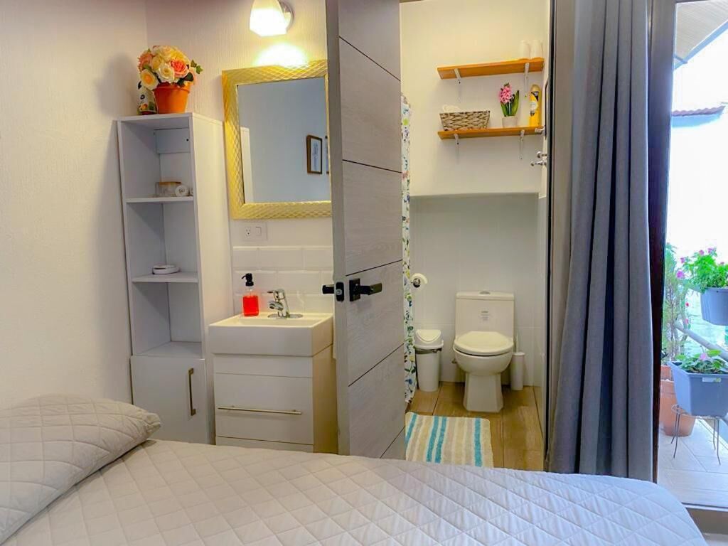 Habitación familiar, balcón | Cortinas blackout, wifi gratis y ropa de cama 