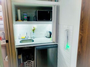 Kjøleskap på fellesområdet og mikrobølgeovn på fellesområdet