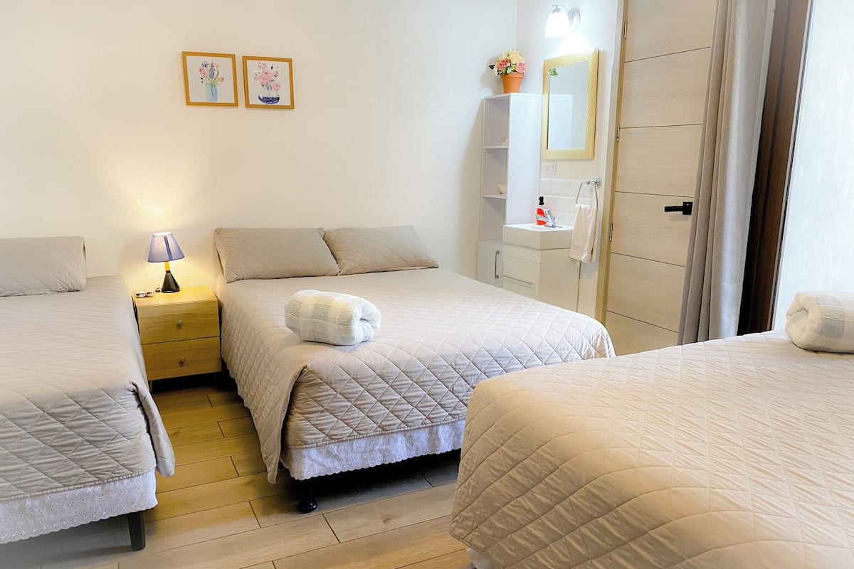 Familierom, balkong | Blendingsgardiner, wi-fi (inkludert) og sengetøy