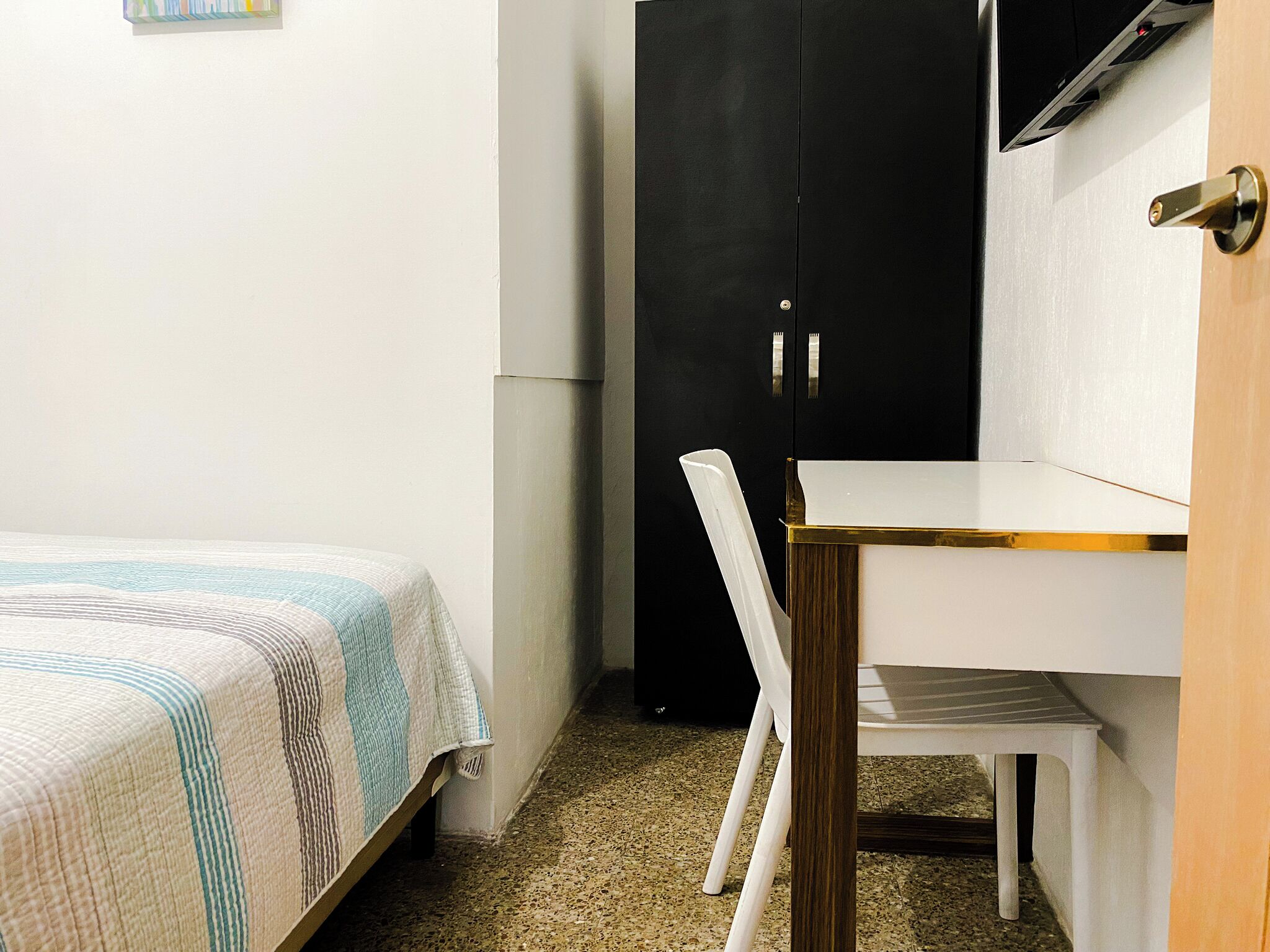 Økonomi-enkeltrom | Blendingsgardiner, wi-fi (inkludert) og sengetøy