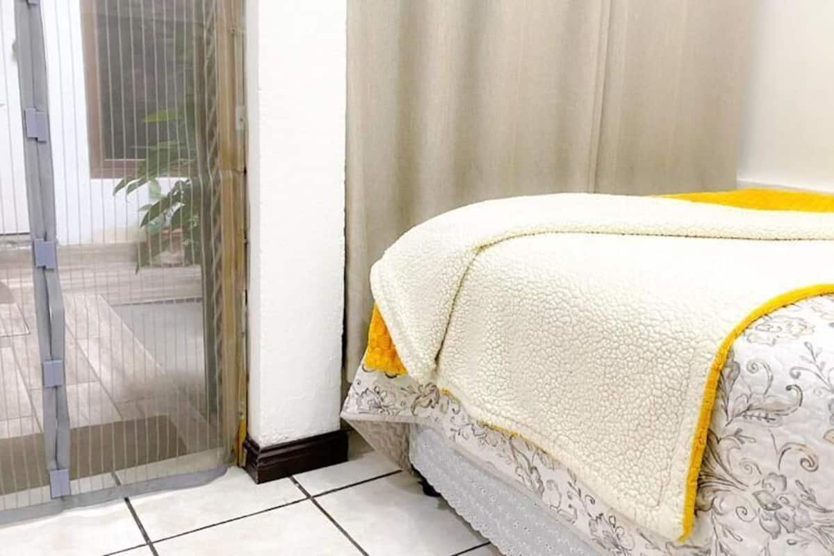 Økonomi-enkeltrom, bakgårdsutsikt | Blendingsgardiner, wi-fi (inkludert) og sengetøy