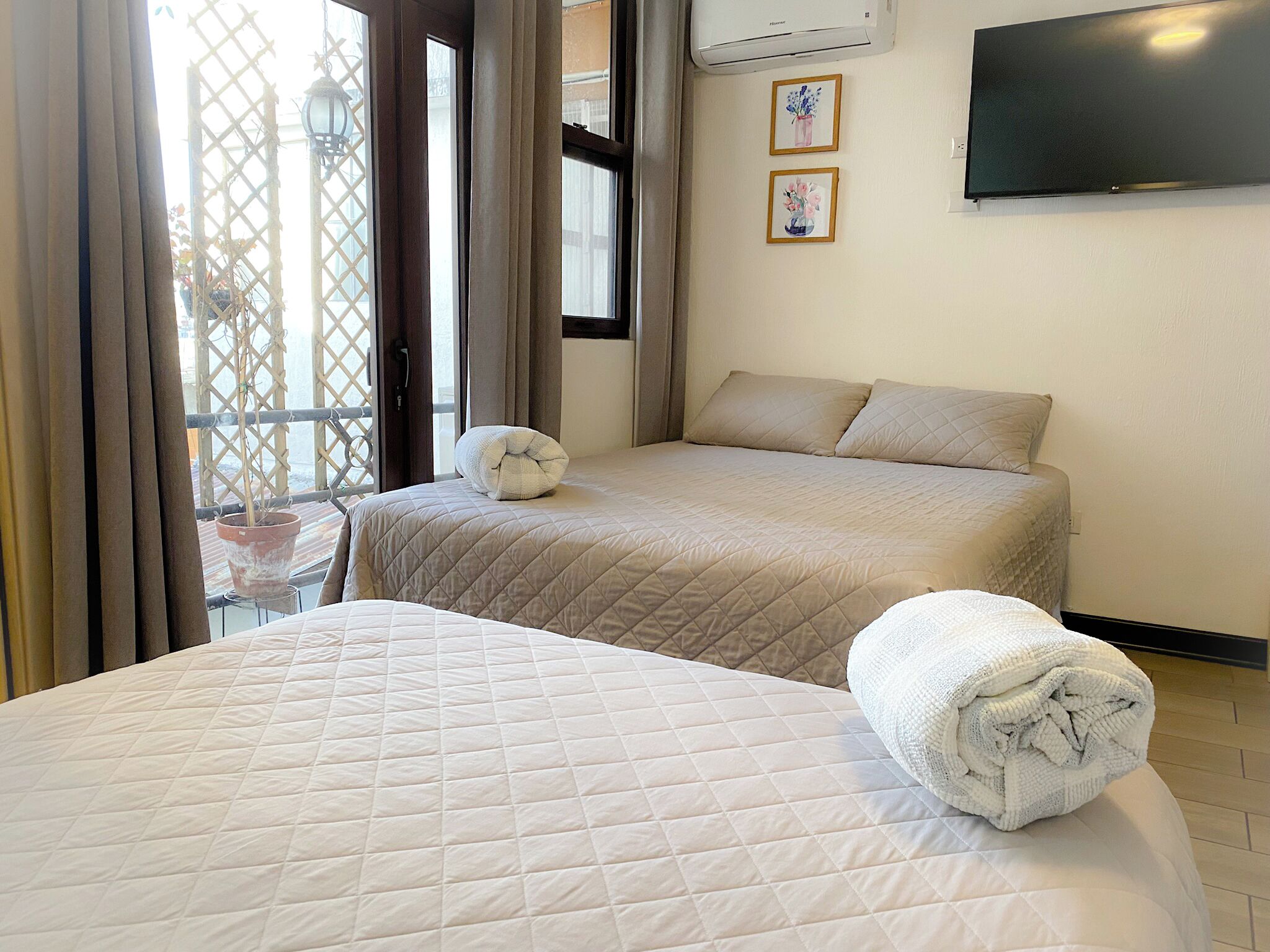 Cortinas blackout, wifi gratis y ropa de cama 