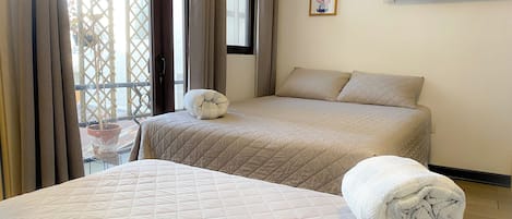 Cortinas blackout, wifi gratis y ropa de cama