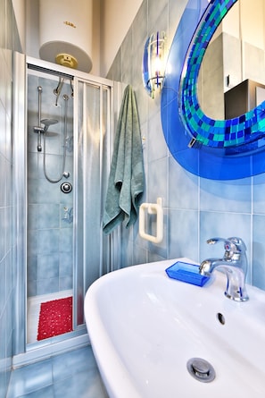 Shower, hair dryer, towels