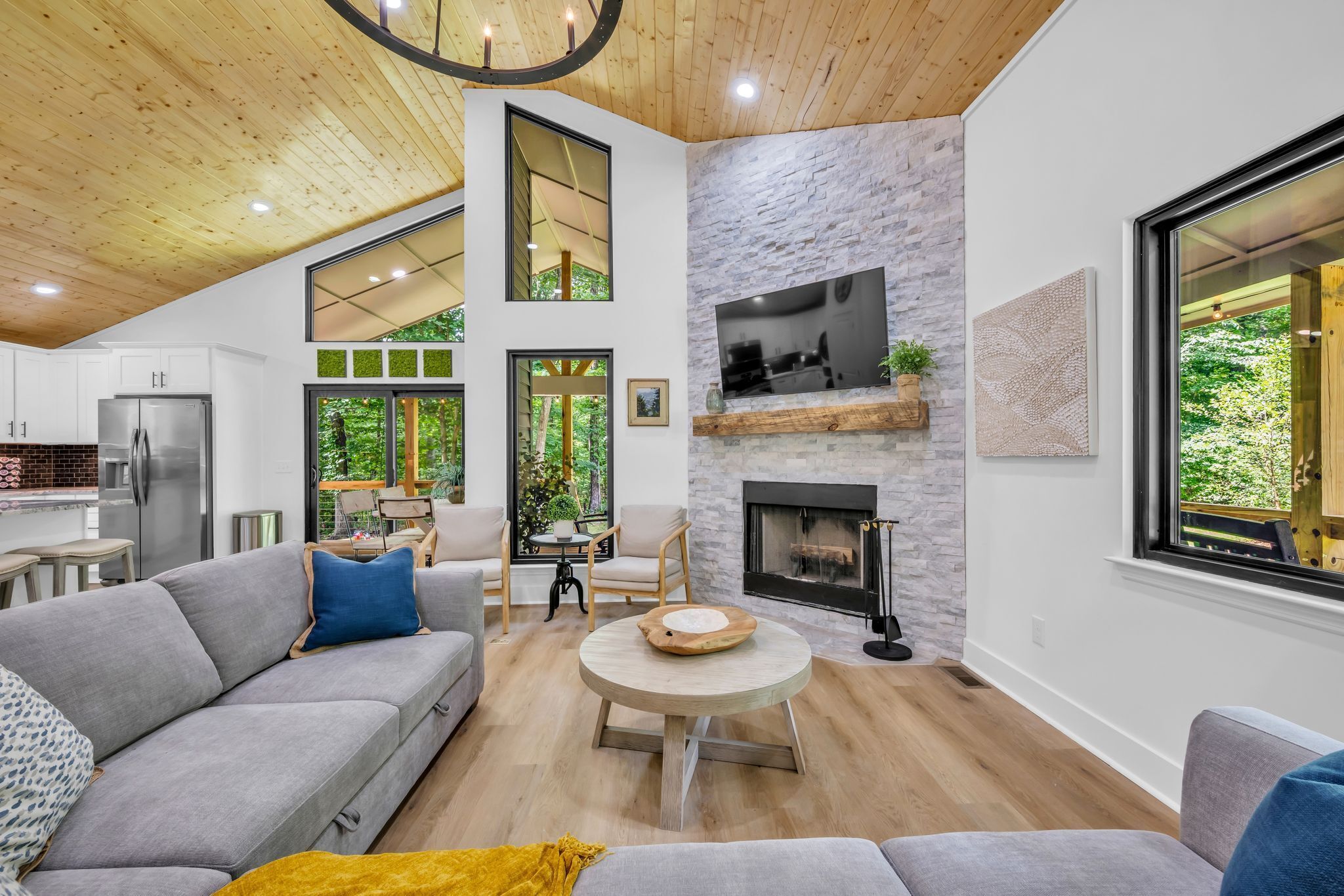 Smart-TV, Kamin, Arbeitsbereiche