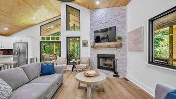 Smart TV, chimenea y oficina