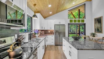 Een microgolfoven, een kookplaat, een vaatwasser