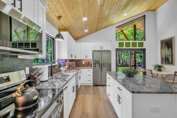 Microondas, parrilla de estufa, lavavajillas y cafetera y tetera