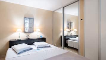 Tabla de planchar con plancha y ropa de cama