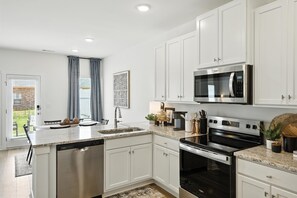 Townhome, 3 Bedrooms | Private kitchen