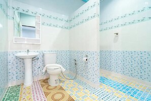 Deluxe Δίκλινο Δωμάτιο (Twin) | Μπάνιο | Ντουζιέρα, δωρεάν προϊόντα προσωπικής περιποίησης, πιστολάκι μαλλιών