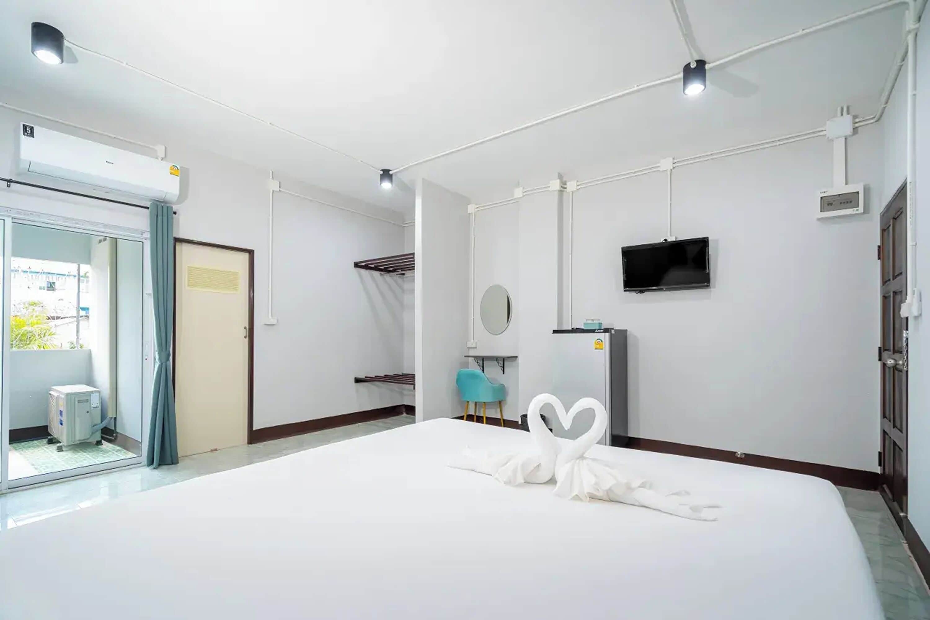 Deluxe Room, 1 King Bed | Desk, iron/ironing board, free WiFi, bed sheets