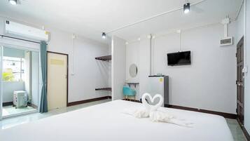 Deluxe Room, 1 King Bed | Desk, iron/ironing board, free WiFi, bed sheets