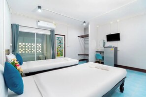 Chambre Deluxe avec lits jumeaux | Bureau, fer et planche à repasser, accès au Wi-Fi (inclus)