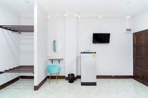 Camera Deluxe, 1 letto king | Una scrivania, ferro/asse da stiro, Wi-Fi gratuito, lenzuola